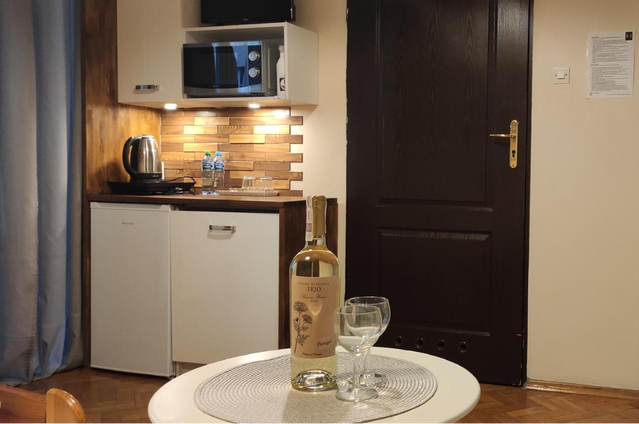 Hostal Helvetia - Private In Center And Old Town