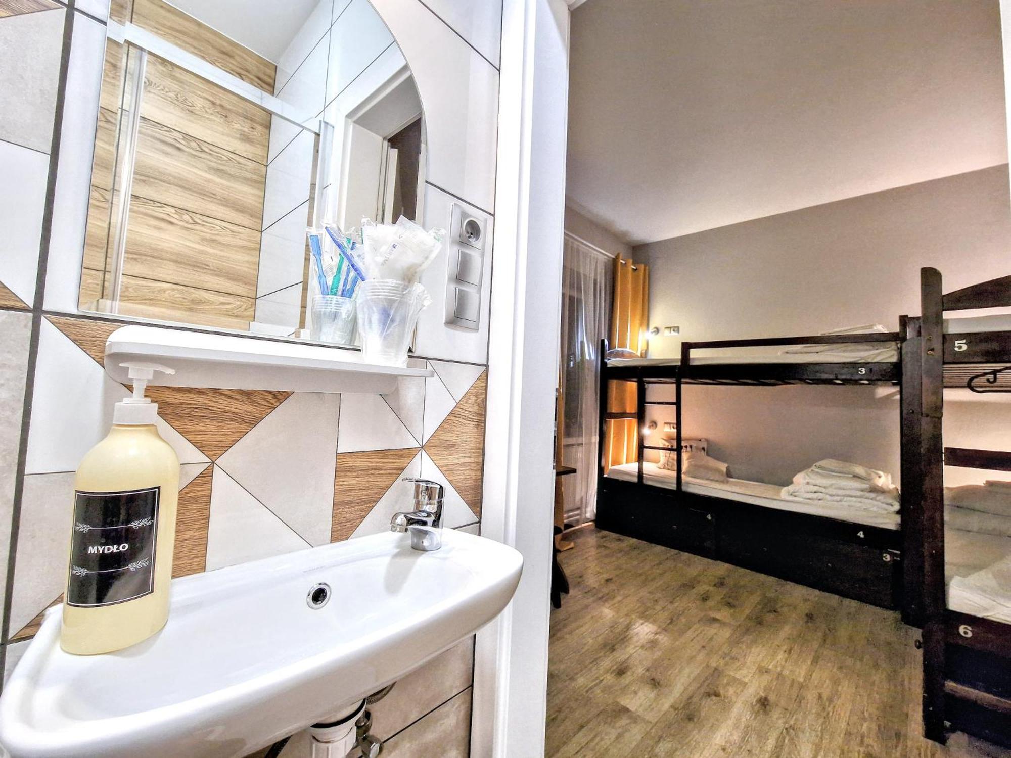 Helvetia - Private In Center And Old Town Hostal